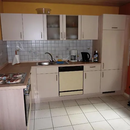 Fuer Vier Personen Mit Terrasse Und Komplett Eingezaeuntem Garten Nyaraló Beltheim