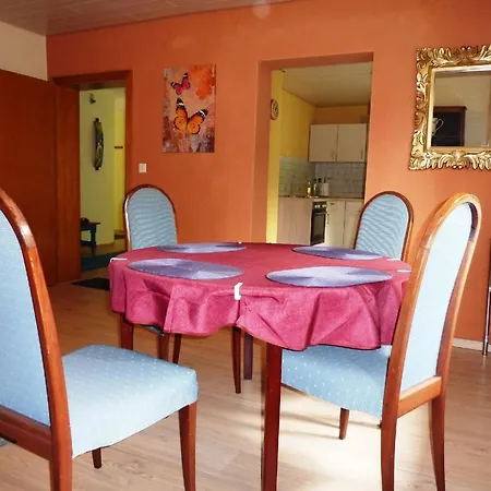 Nyaraló Fuer Vier Personen Mit Terrasse Und Komplett Eingezaeuntem Garten
