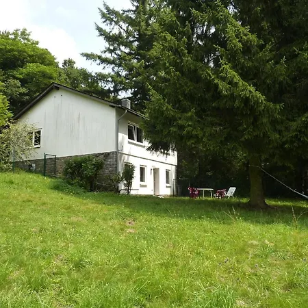 Fuer Vier Personen Mit Terrasse Und Komplett Eingezaeuntem Garten Nyaraló *